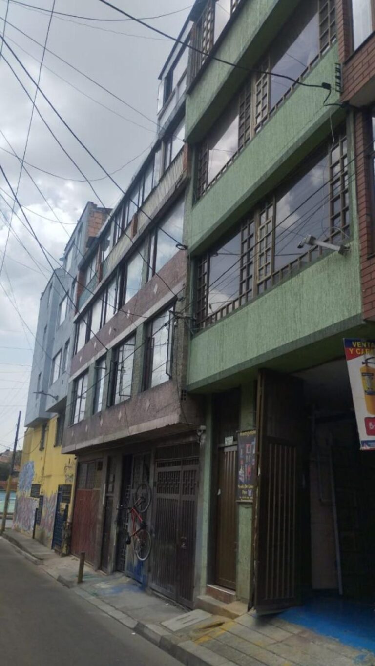 Casa Bodega Galán, Brisas Puente Aranda Bogotá D.C. venpermuto casa bodega barrio el galan brisas3 pisos comercial a media cuadra de la av 68 bov2050561695827252 514