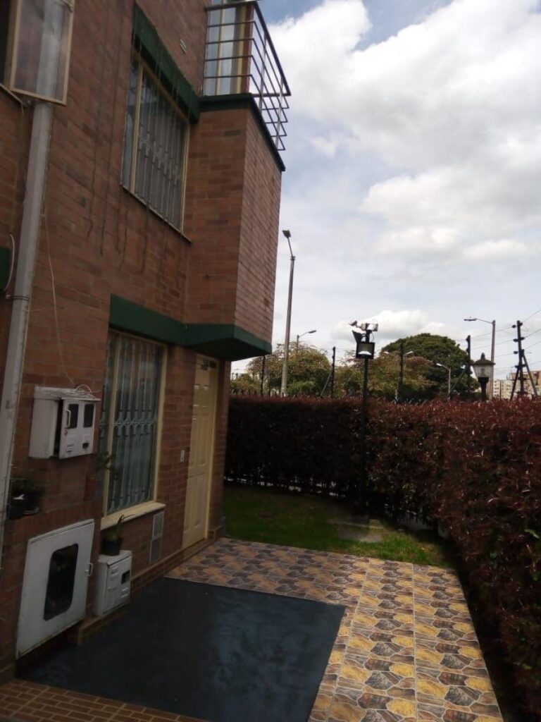 Casa Pinar Suba Bogotá D.C. venta casa tres pisos permuta menor valor conjunto cerrado zonas verdes parques deportivos cav1861001611755532 841